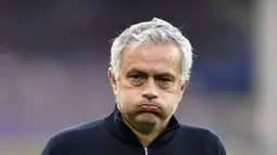 Pelatih Tottenham Jose Mourinho terlihat saat sesi pemanasan sebelum pertandingan melawan Everotn pada lanjutan Liga Inggris di Goodison Park di Liverpool, Inggris pada 16 April 2021. Tottenham memecat Jose Mourinho pada hari Senin setelah hanya 17 bulan melatih. (Peter Powell/Pool via AP, File)