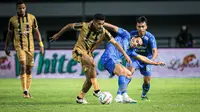 Pemain Persib Bandung, Ezra Walian (kanan), berebut bola dengan pemain Dewa United, Ricky Kambuaya, dalam pertandingan lanjutan pekan ketiga BRI Liga 1 2023/2024 yang berlangsung di Stadion Gelora Bandung Lautan Api, Jawa Barat, Jumat (14/7/2023). (Bola.com/Bagaskara Lazuardi)