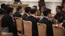 Presiden Jokowi didampingi beberapa menteri menggelar pertemuan dengan anggota Dewan Negara China Yang Jiechi di Istana Merdeka, Jakarta, Senin (9/5). Pertemuan tertutup itu membahas persoalan energi dan kereta cepat. (Liputan6.com/Faizal Fanani)