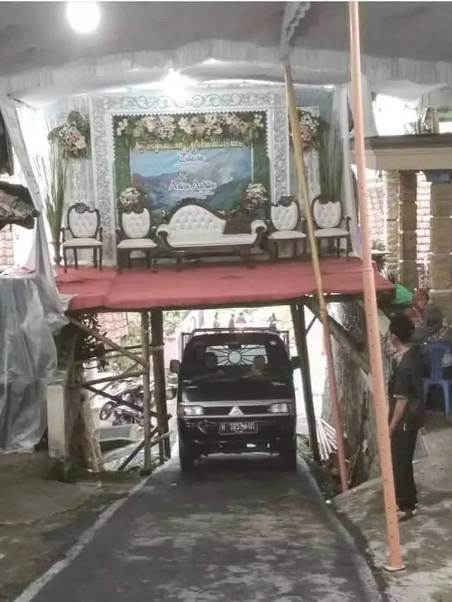 10 Tempat Duduk Pengantin di Nikahan Ini Tidak Biasa, Kocak