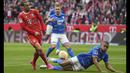 Pemain Bayern Munchen, Leroy Sane (kiri) berebut bola dengan pemain TSG Hoffenheim saat laga lanjutan Liga Jerman 2022/2023 di Allianz Arena, Munchen, Senin (17/04/2023) WIB. (AP Photo/Matthias Schrader)