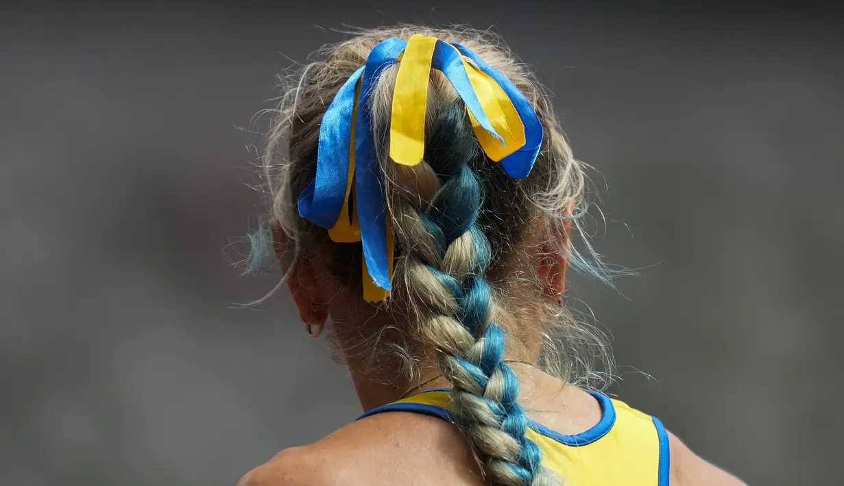 Anna Ryzhykova dari Ukraina mengenakan pita biru dan kuning di rambutnya yang terkepang saat memenangkan nomor lari gawang 400 meter putri pada Olimpiade Tokyo 2020 di Tokyo, Jepang, 31 Juli 2021. (AP Photo/Petr David Josek)