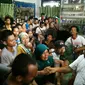 Gubernur NTT Frans Lebu Raya menjenguk tujuh siswa korban penyerangan dan penikaman. (Liputan6.com/Ola Keda)