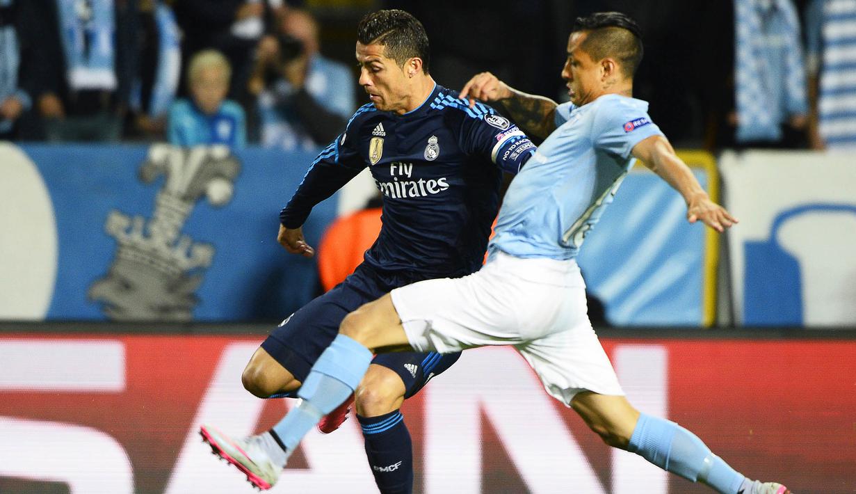 Pemain Real Madrid, Cristiano Ronaldo berusaha beradu cepat dengan pemain Malmo FF, Yoshimar Yotun pada laga Liga Champions di Stadion Malmo New, Swedia, Kamis (1/10/2015). (EPA/Andres Wiklund)