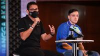 Menteri Pariwisata dan Ekonomi Kreatif Indonesia, Sandiaga Uno (kiri) dan Mesut Ozil sebagai Brand Ambassador Concave Indonesia saat jumpa pers di Kemenparekraf, Jakarta Pusat, Rabu (25/05/2022). (Bola.com/Bagaskara Lazuardi)