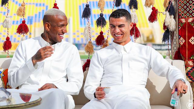 Foto: Peringati Hari Pendirian Saudi, Ronaldo Pakai Gamis dan Bawa Pedang