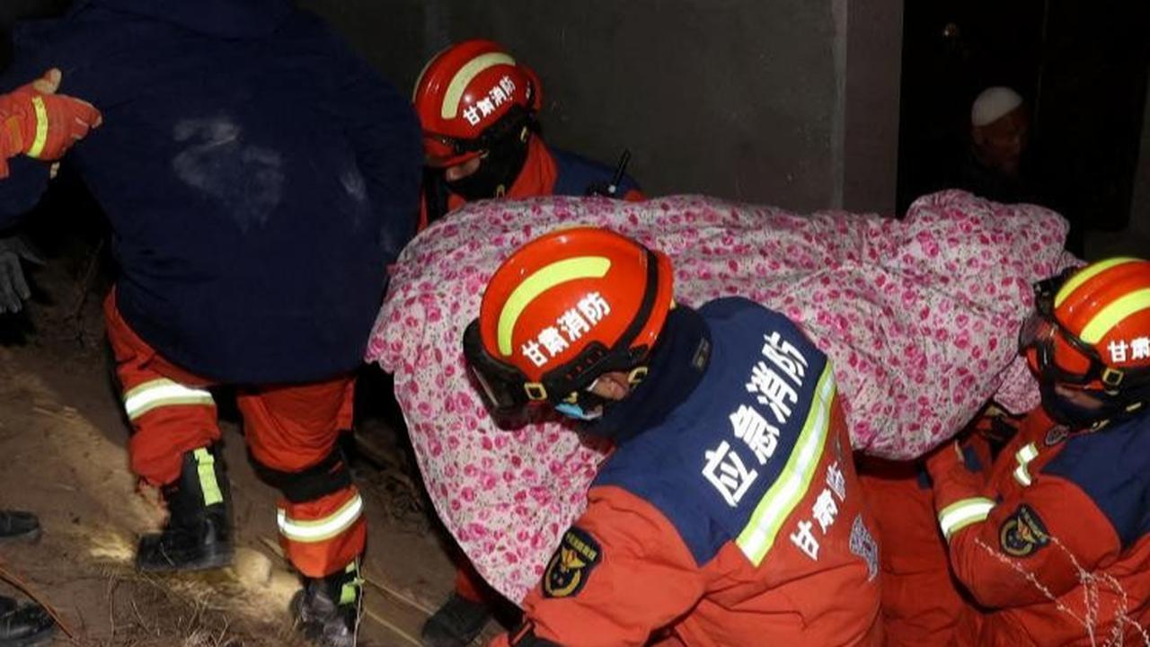 Namun upaya penyelamatan menghadapi tantangan berat karena suhu yang ekstrem di bawah nol derajat, setelah cuaca dingin yang dahsyat melanda seluruh negeri.<br>