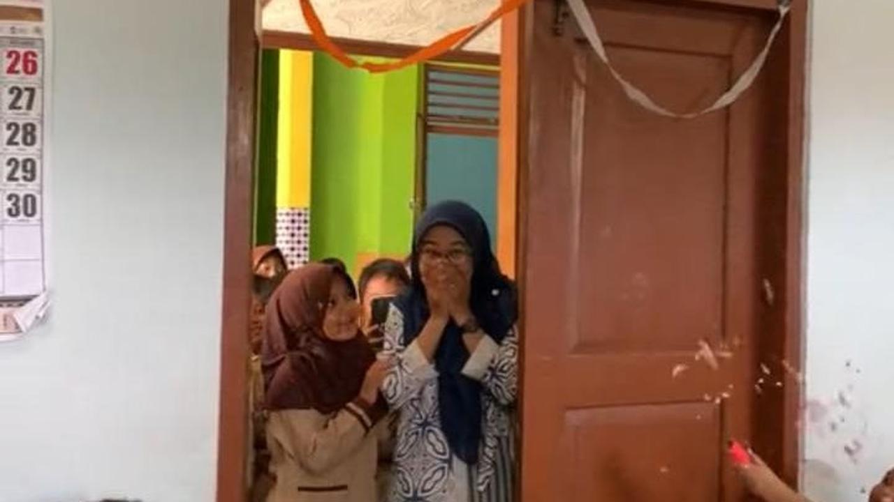 Bikin Haru, Momen Guru SD Dapat Kejutan Ultah dari Murid Kelas 2 Ini Viral