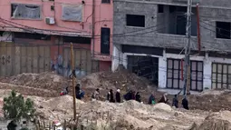 Serangan tersebut menyebabkan ratusan warga Palestina dipaksa mengungsi dari kamp pengungsi Nur Sham, Selasa (11/2/2025). (Zain JAAFAR/AFP)