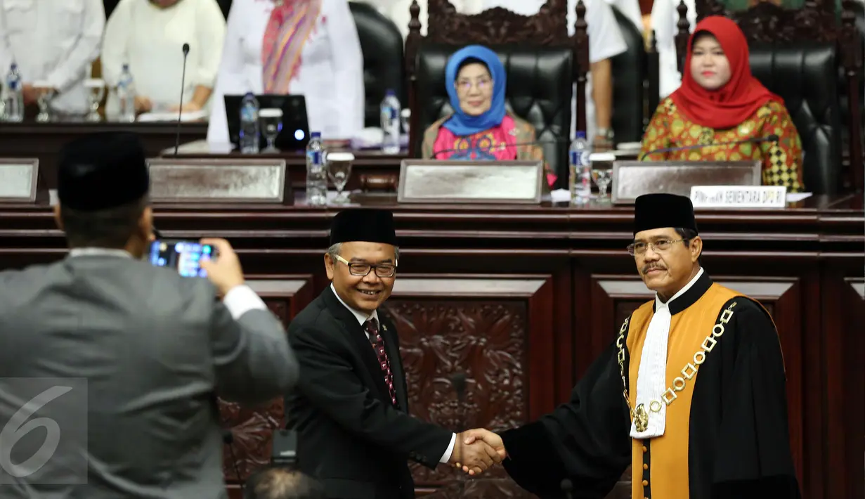 Ketua DPD RI terpilih Mohammad Saleh (kiri) bersalaman dengan Ketua Mahkamah Agung Hatta Ali setelah mengucapkan sumpah saat pelantikan Ketua DPD baru di Gedung Nusantara V Gedung Parlemen, Senayan, Jakarta, Rabu (12/10). (Liputan6.com/Johan Tallo)