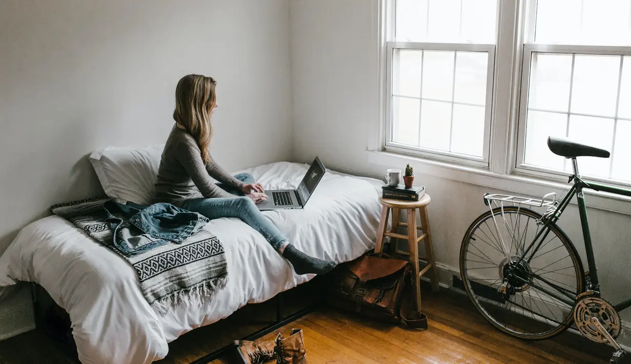 Usahakan ada jendela di kamar yang memudahkan akses sinar matahari masuk dengan leluasa. Saat udara bisa mengalir dengan baik, kamar tidur tidak akan terasa pengap./Copyright .pexels.com/@andrew