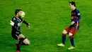 Pemain Barcelona, Lionel Messi, menaklukkan kiper Rayo Vallecano yang berbuah gol pada laga La Liga Spanyol di Estadio del Rayo Vallecano, Madrid, Jumat (4/3/2016) dini hari WIB. (EPA/Juanjo Martin)