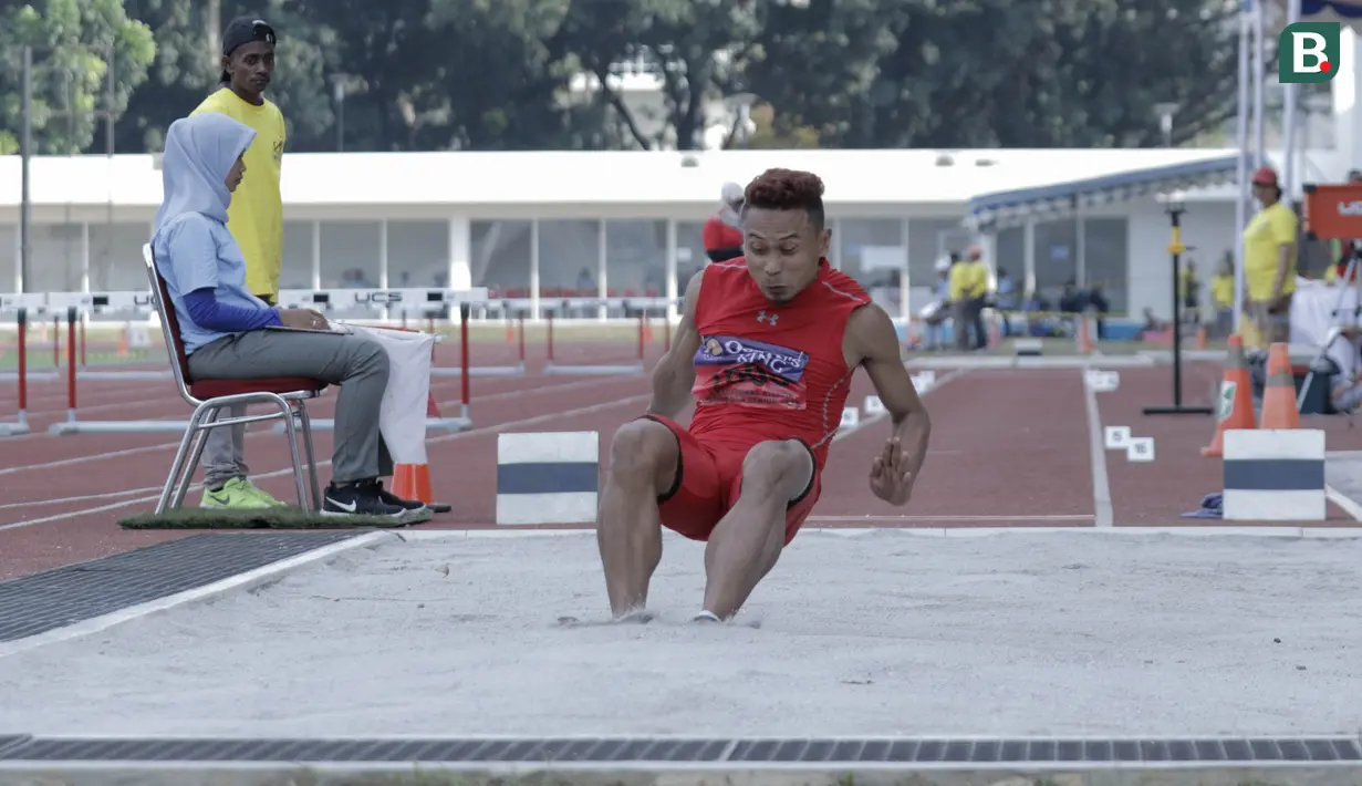 Atlet lompat jauh DKI Jakarta, Noval, melakukan lompatan saat kejurnas atletik di Stadion Madya, Senayan, Jakarta, Rabu (9/5/2018). Noval berhasil menjadi juara dengan loncatan sejauh 7,14 Meter. (Bola.com/M Iqbal Ichsan)