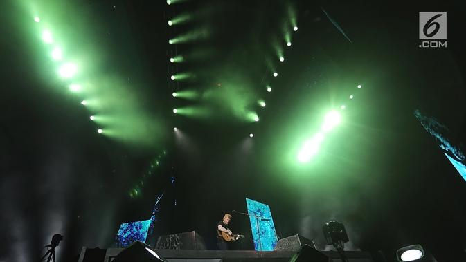 Aksi panggung Ed Sheeran dalam konser Divide World Tour 2019 di Stadion Utama Gelora Bung Karno, Jakarta Pusat (3/5/2019). Dalam konsernya itu, Ed Sheeran sempat membawakan lagu populer dari Justin Bieber berjudul 