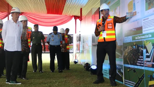 Presiden Joko Widodo mendengar paparan masterplan pembangunan Bandara Jenderal Besar Soedirman Purbalingga, 2018 lalu. (Foto: Liputan6.com/Dinkominfo PBG/Muhamad Ridlo)