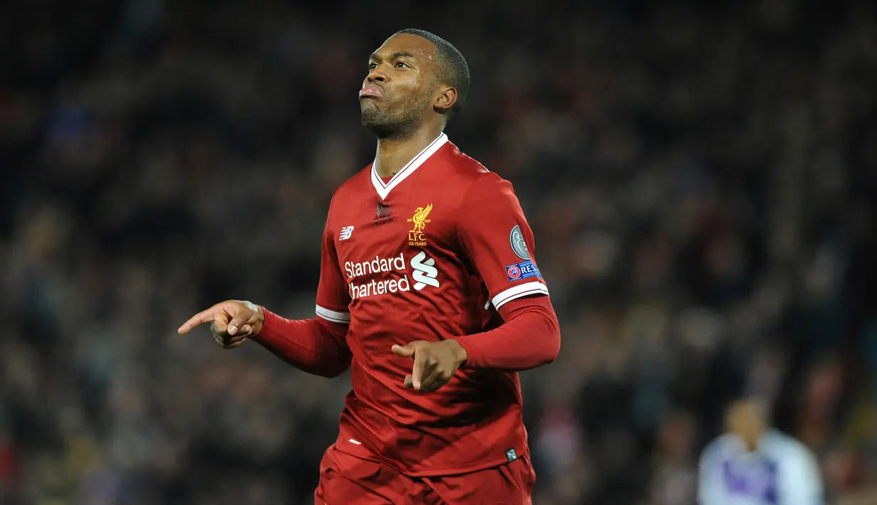 Pemain Liverpool, Daniel Sturridge berselebrasi setelah mencetak gol ke gawang Maribor pada laga lanjutan Grup E Liga Champions di Anfield, Kamis (2/11). Pasukan The Reds mengunci kemenangan dengan skor 3-0 dalam laga tersebut. (AP/Rui Vieira)