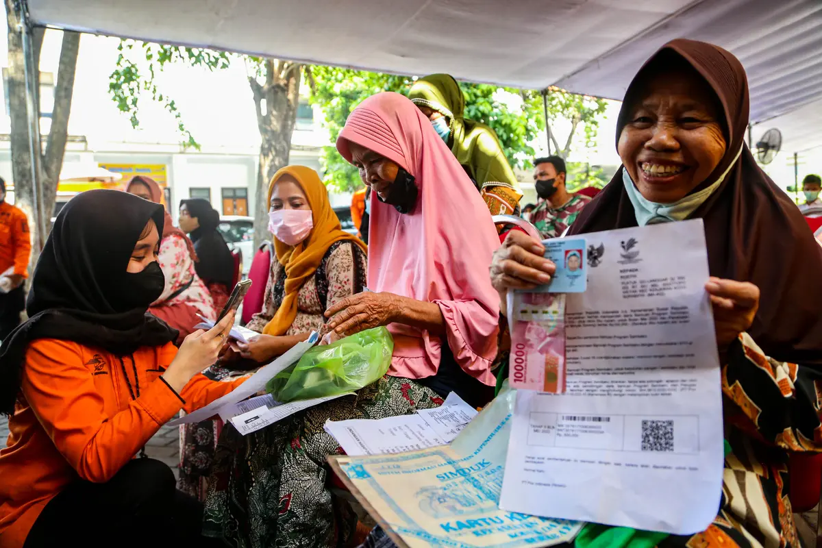 Warga Surabaya menerima BLT minyak goreng. (Dian Kurniawan/Liputan6.com).