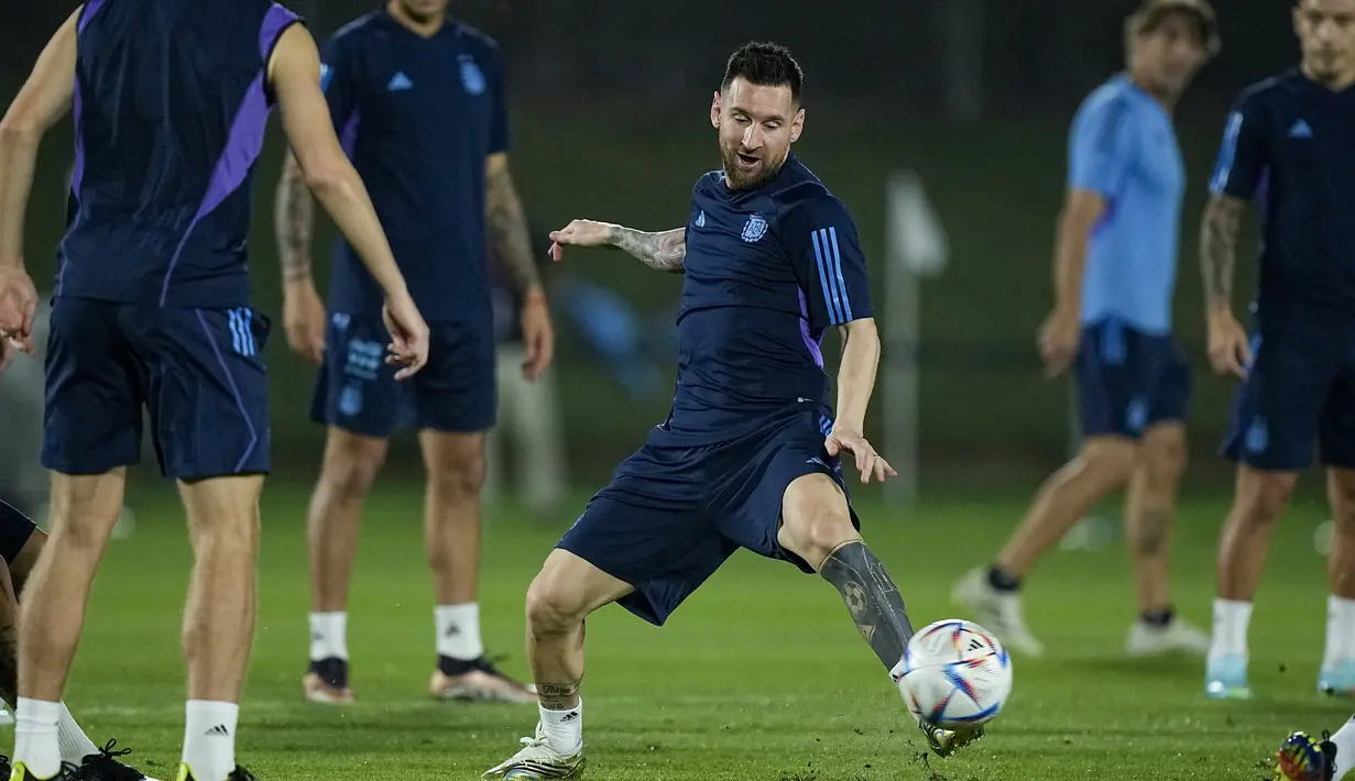 Lionel Messi mungkin lebih sedikit serius dalam latihan jelang pertandingan perempat final Piala Dunia 2022 melawan Belanda. Ia terlibat dalam latihan yang agak berat dibandingkan Neymar dan Mbappe. (AP Photo/Jorge Saenz)