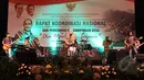Iwan Fals beraksi di acara Rakornas Kementerian Desa, Pembangunan Daerah Tertinggal dan Transmigrasi, Jakarta, Senin (31/3/2015). Iwan Fals didaulat menjadi Duta Desa Indonesia Oleh Menteri Desa Marwan Djafar. (Liputan6.com/Helmi Afandi)