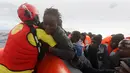 Penjaga pantai Spanyol menyelamatkan imigran asal Afrika di Laut Meditarania, sekitar 36 mil laut dari lepas pantai Libya (2/2). Penyelamatan yang dilakukan penjaga pantai Spanyol LSM Proactiva Open Arms ini sudah yang ke-112. (Reuters/Yannis Behrakis)