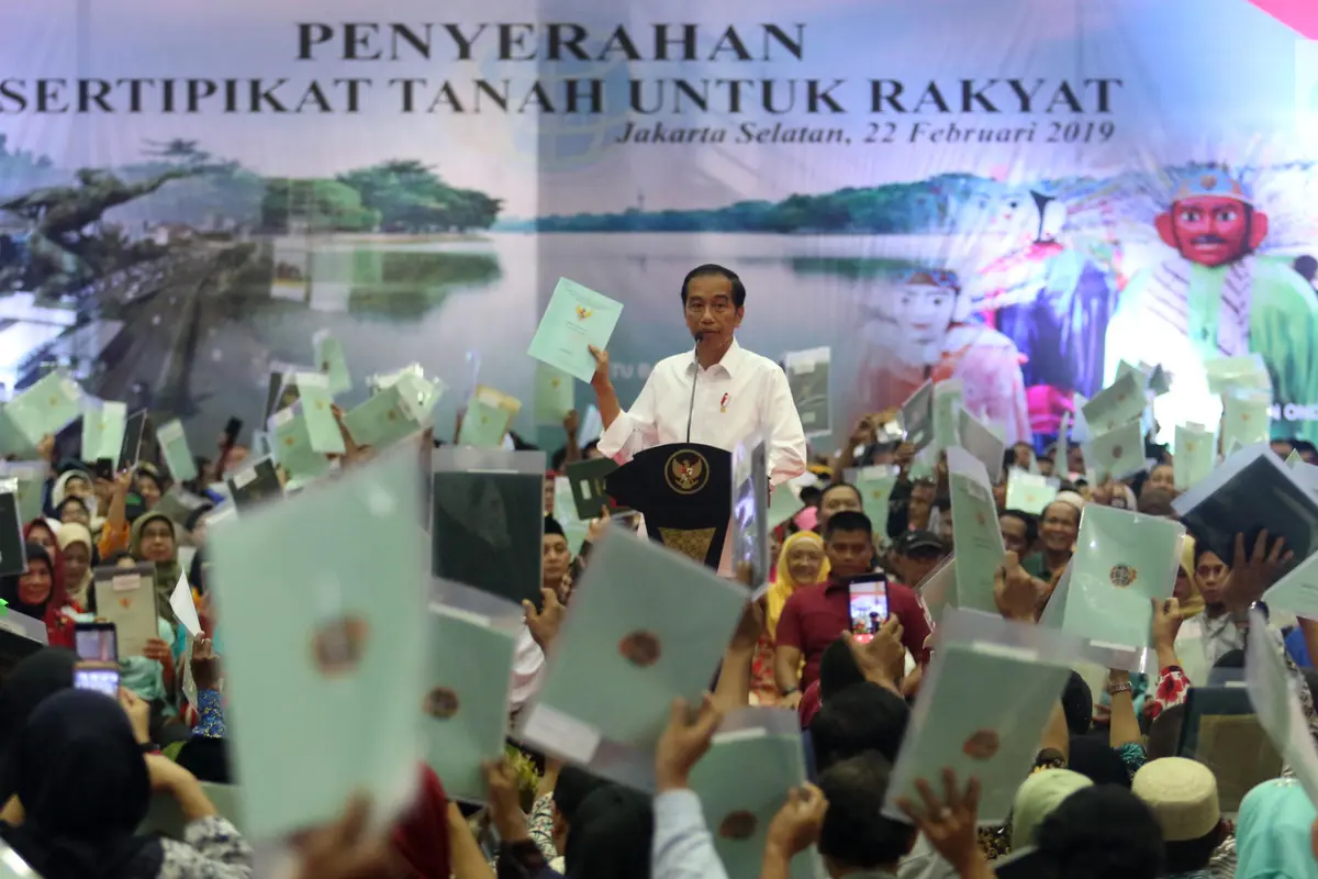 Jokowi Bagikan 3.000 Sertifikat Tanah di Pasar Minggu