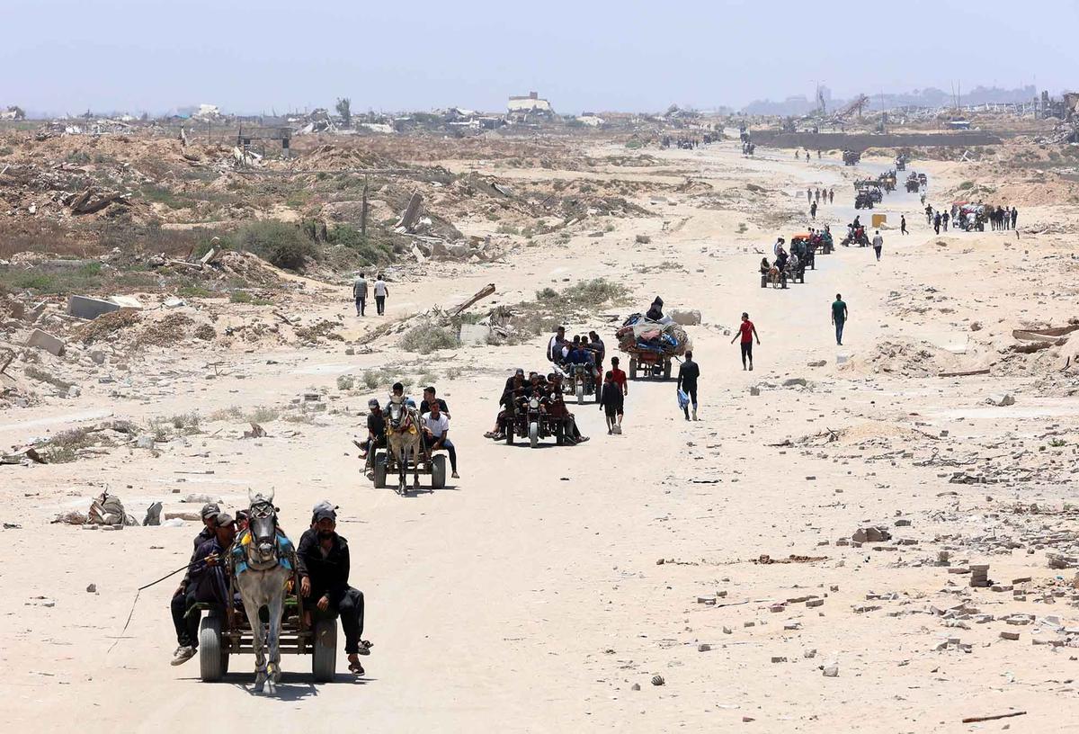FOTO: Serangan Udara Israel Terus Berlangsung, Warga Mengungsi ke Arah Pantai Kota Gaza