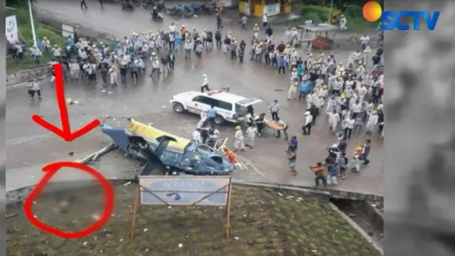 Sebagian karyawan dibantu warga setempat berusaha mengevakuasi korban yang masih berada di dalam helikopter.