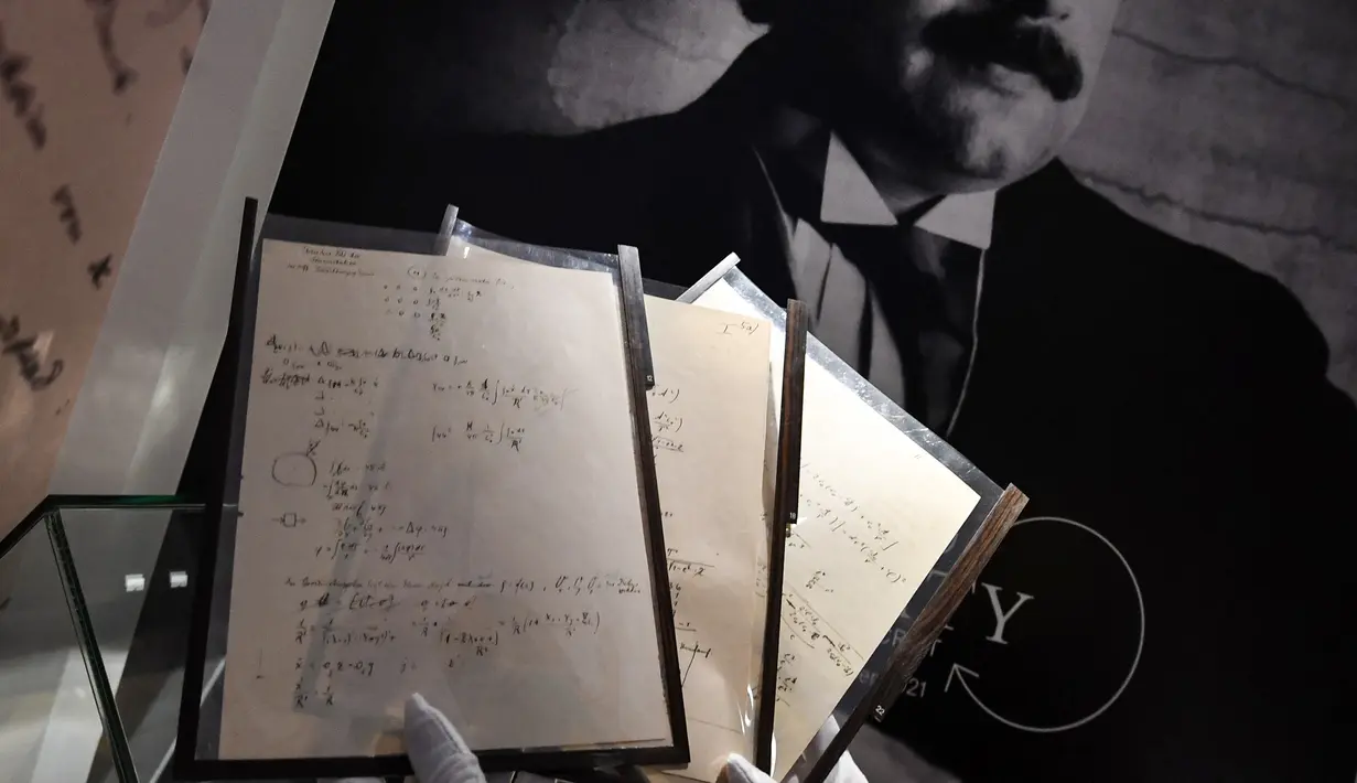 Naskah persiapan teori relativitas umum Albert Einstein ditampilkan saat presentasi sehari sebelum dilelang di Rumah Lelang Christie, Paris, Prancis, 22 November 2021. Makalah ini menawarkan penyelaman yang menarik ke dalam pikiran ilmuwan terbesar abad ke-20 itu. (Alain JOCARD/AFP)