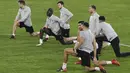 Para pemain Liverpool saat sesi latihan jelang laga Liga Champions di Stadion Ramon Sanchez Pizjuan, Senin (20/17/2018). Liverpool akan berhadapan dengan Sevilla.  (AFP/Cristina Quicler)