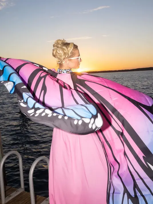 Melengkapi penampilannya, Paris Hilton mengenakan choker dan sunnies [instagram/parishilton]