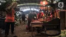 Aktivitas pedagang di Pasar Induk Kramat Jati, Jakarta Timur, Rabu (14/12/2022). Berdasarkan data Pusat Informasi Harga Pangan Strategis (PIHPS) Nasional pada hari ini, sejumlah komoditas menunjukkan kenaikan. (merdeka.com/Iqbal S. Nugroho)