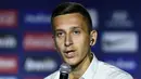 Penyerang baru Atletico Madrid,  Ivan Saponjic memberi keterangan kepada awak media selama pengenalan resmi dirinya di stadion Wanda Metropolitano di Madrid (12/7/2019). Ivan Saponjic dikontrak Atletico Madrid selama tiga musim. (AFP Photo/Oscar Del Pozo)