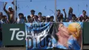 Para pendukung menyaksikan parade kemenangan Timnas Argentina dalam Piala Dunia 2022 di Buenos Aires, Argentina, 20 Desember 2022. Jutaan orang menyambut kepulangan Lionel Messi dan kawan-kawan bak pahlawan usai Argentina menjuarai Piala Dunia 2022. (AP Photo/Victor Caivano)