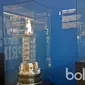 Trofi Segunda Division (kiri), Premier Division (tengah) dan Copa del Rey (kanan) yang pernah diraih Super Depor menjadi salah satu destinasi wisata di Stadion Riazor. (Bola.com/Okky Herman Dilaga)