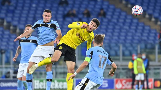 Gelandang Lazio, Adam Marusic, berebut bola dengan penyerang Borussia Dortmund, Giovanni Reyna, pada laga Grup F Liga Champions 2020/2021 di Stadion Olimpico, Rabu (21/10/2020) dini hari WIB. Lazio menang 3-1 atas Borussia Dortmund. (AFP/Alberto Pizzoli)