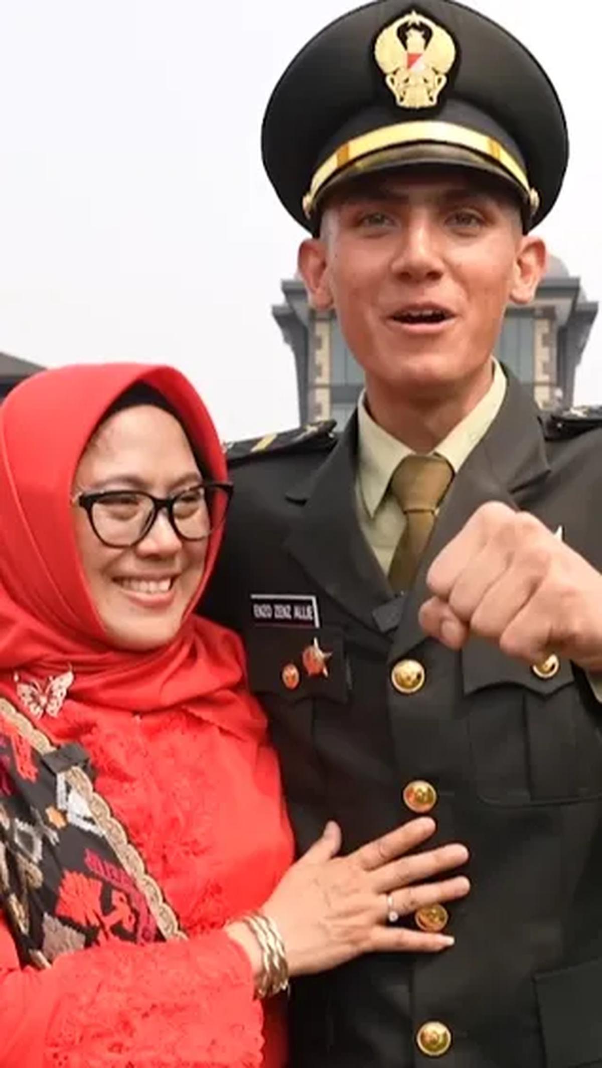 "Alhamdulillah saya bisa menyandang pangkat Letnan Dua dan saya ucapkan Infanteri Komando!" teriak Letda Inf Enzo Allie.