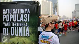 Aktivis mengenakan topi badak memperingati Hari Badak Sedunia, Jakarta, Minggu (27/9/2015). Kampanye dilakukan untuk penyadartahuan dan penyelematan Badak Sumatera dan Badak Jawa yang populasinya tiap tahun makin berkurang. (Liputan6.com/Faizal Fanani)