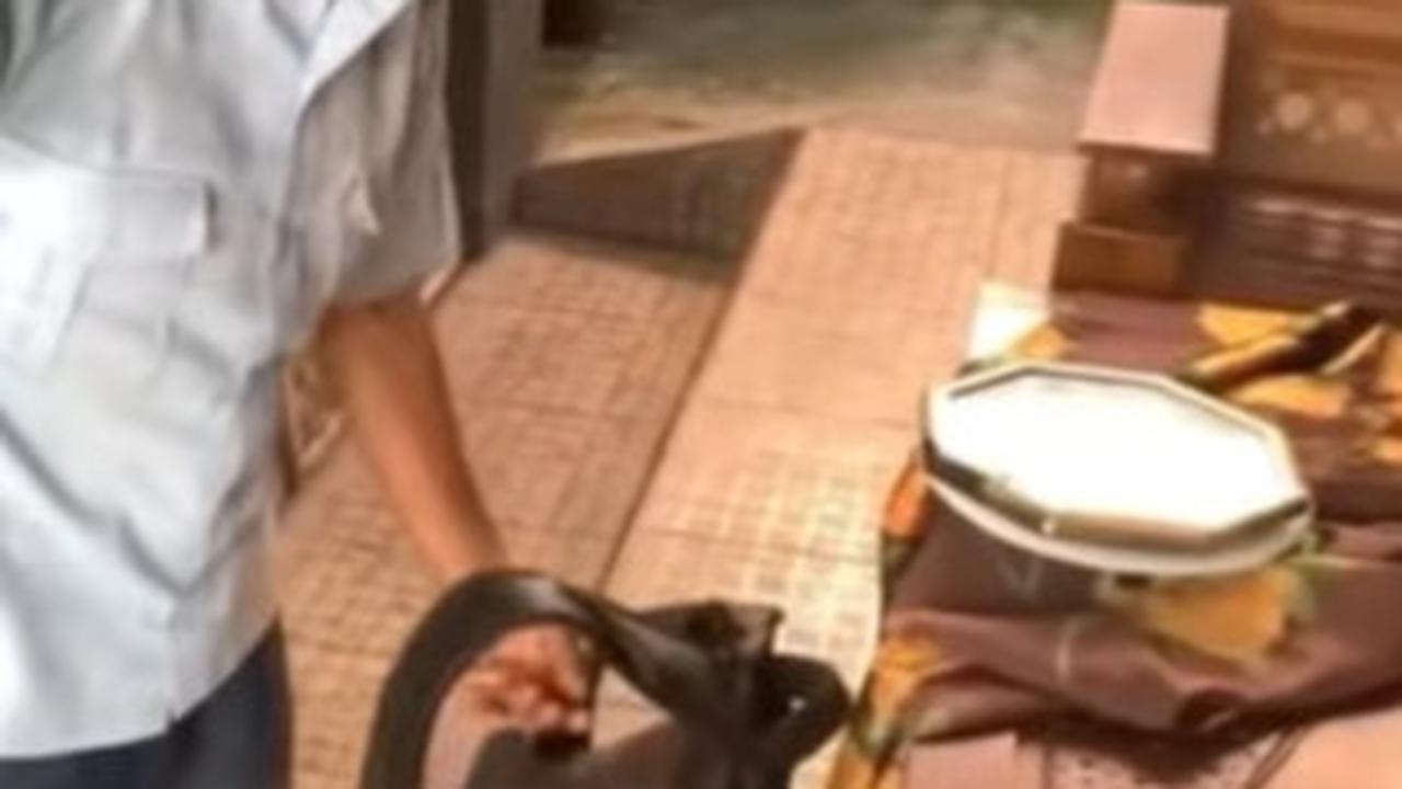 Kisah Haru Seorang Wanita, Sengaja Lepas Baterai Jam demi Bantu Kakek Servis Jam Keliling