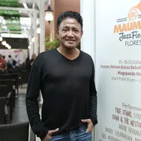 Jelang tampil di Maumere Jazz Fiesta, Andre Hehanusa melakukan pemanasan sebelum tampil. Pemanasan dilakukan saat menyambangi Gedung Bursa Efek Jakarta. (Galih W. Satria/Bintang.com)