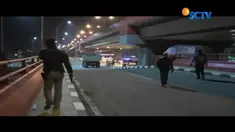 Aparat Polsek Kertapati membubarkan tawuran antarwarga di Jembatan Keramasan, Palembang. Aksi tawuran yang menurut warga sekitar sudah sering terjadi ini biasanya dipicu perkara sepele, yakni saling ejek.