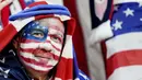 Suporter Amerika Serikat saat menyaksikan pertandingan melawan Belanda pada laga Piala Dunia 2022 di Stadion Khalifa, Sabtu (3/12/2022). (AP Photo/Ebrahim Noroozi)