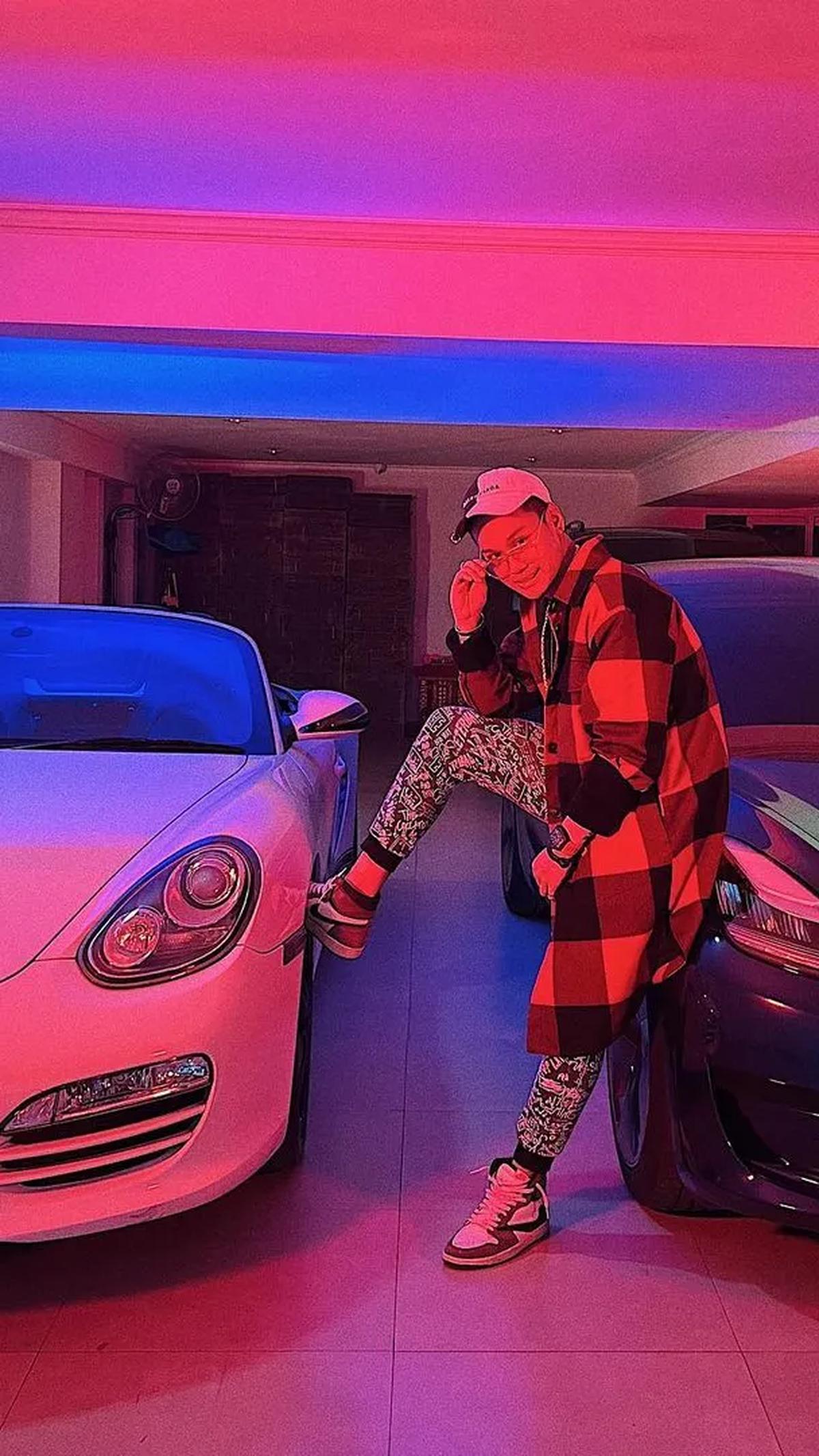 Indra Kenz kerap membuat konten yang memamerkan harta seperti rumah mewah, mobil sport hingga fashion branded. Hasilnya, ada sebanyak 144 orang yang menjadi korban penipuan dengan kerugian Rp 83 miliar.
