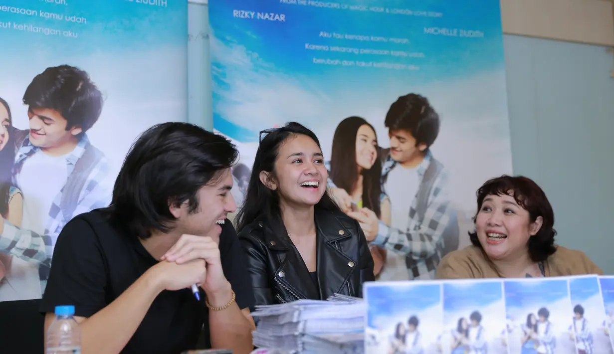 "Novelnya sudah lama godoknya, lalu kita kembangin love story yang gimmikcnya lebih beda. Jadi penonton bisa terbawa suasana dengan membaca novelnya terlebih dahulu dan bisa baper-baperan nanti saat menonton filmnya," kata Tisa. (Adrian Putra/Bintang.com)