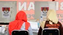 Petugas saksi dan pengawas TPS mengawasi proses pemungutan suara ulang di TPS 01 Gambir, Jakarta, Sabtu (22/4). Terdapat 624 DPT dan 5 DPT tambahan yang ada di TPS 01, Gambir, Jakarta Pusat. (Liputan6.com/Helmi Fihriansyah)