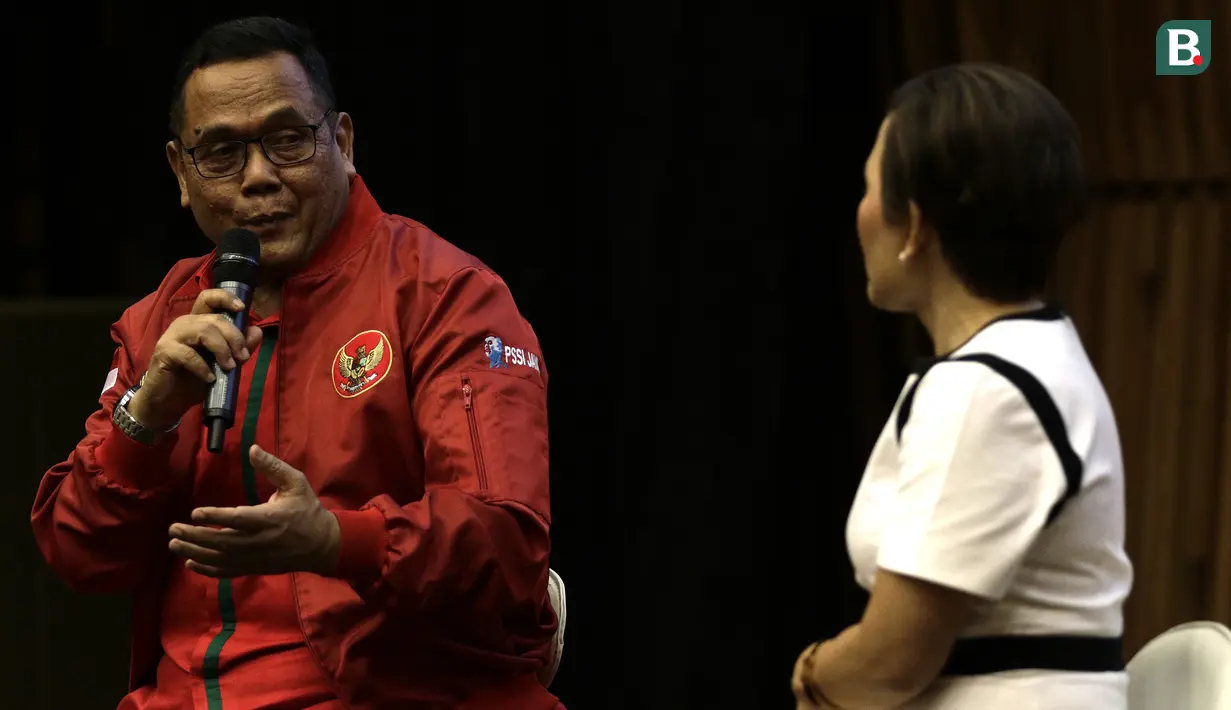 Direktur Program SCM, Harsiwi Achmad, dan Direktur PT LIB, Cucu Sumantri, saat konfrensi pers hak siar Liga 1 2020 di SCTV Tower, Senayan, Jakarta, Rabu (12/2). Emtek kembali pegang hak siar Liga 1 2020.(Bola.com/Yoppy Renato)