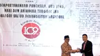 Perwakilan dari Ahmad Safii Maarif (kiri) menerima penghargaan Bhinneka Tunggal Ika Award 2017 di Jakarta, Senin (22/5). 12 tokoh nasional menerima penghargaan Bhinneka Tunggal Ika Award dari Lembaga Pemilih Indonesia. (Liputan6.com/Helmi Fithriansyah)