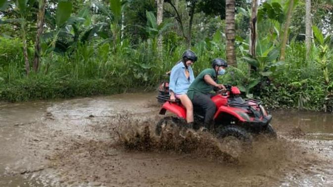 Melihat Keseruan Nia Ramadhani dan Ardie Bakrie Bertualang Pakai ATV - Vimarsana News