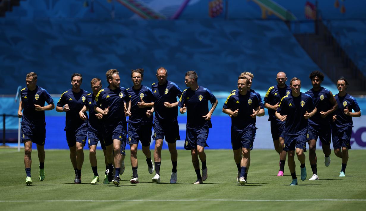 Para pemain Swedia melakukan pemanasan saat mengikuti sesi latihan tim di stadion La Cartuja di Seville, Spanyol, Minggu (13/6/2021). Swedia akan bertanding melawan Spanyol pada Grup E Euro 2020. (Julio Munoz/Pool via AP)