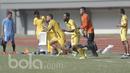 Pemain Semen Padang, Didier Zokora, saat mengikuti sesi latihan di Stadion Patriot, Bekasi, Jumat (19/05/2017). Latihan tersebut merupakan persiapan jelang lawan Bhayangkara FC. (Bola.com/M Iqbal Ichsan)