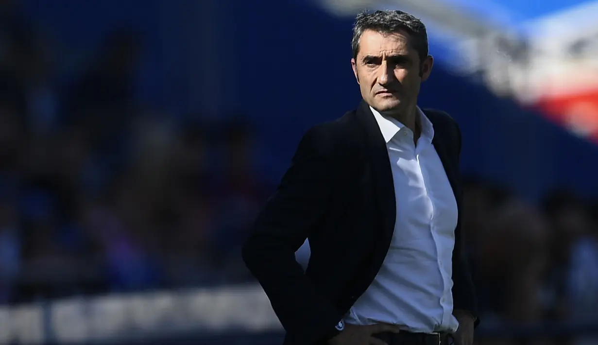 Kandidat pertama ada Ernesto Valverde. Saat ini, ia belum kembali lagi ke lapangan hijau untuk menjadi pelatih setelah dipecat oleh Barcelona pada 2020. Ia tercatat memiliki rekam jejak mumpuni di Barcelona, salah satunya menyumbangkan dua gelar Liga Spanyol. (AFP/Oscar Del Pozo)